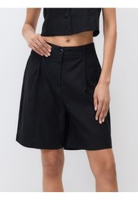 Reserved - Szorty bermudy z zakładkami - czarny. Kolor: czarny. Materiał: tkanina, len, wiskoza. Wzór: gładki
