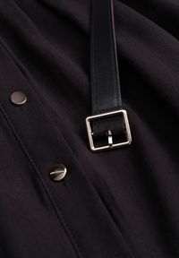 Born2be - Czarna Wiskozowa Sukienka Koszulowa z Paskiem Andranassa. Okazja: na co dzień. Kolor: czarny. Materiał: wiskoza. Wzór: aplikacja. Typ sukienki: koszulowe. Styl: casual, elegancki #8