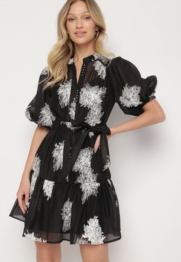 Born2be - Czarna Koszulowa Przezroczysta Sukienka z Bawełną Haftami i Paskiem Lirulira. Okazja: na co dzień. Kolor: czarny. Materiał: bawełna. Wzór: haft. Sezon: lato. Typ sukienki: koszulowe. Styl: casual, elegancki