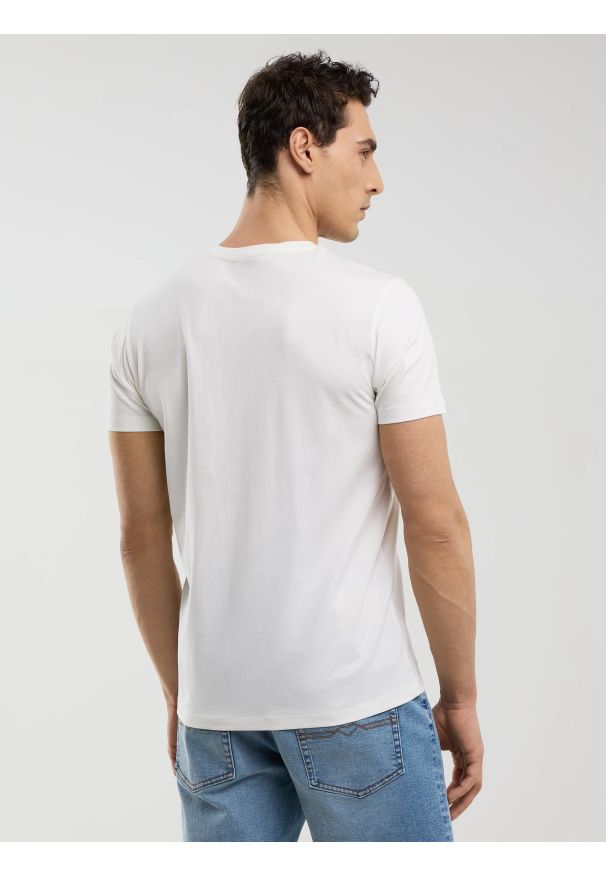 Big-Star - Koszulka męska z nadrukiem biała Stelian 100. Okazja: na co dzień. Kolor: biały. Materiał: bawełna, jeans, skóra. Wzór: nadruk. Sezon: lato. Styl: retro, casual