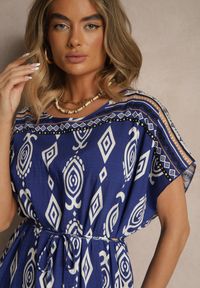 Renee - Niebieska Wiskozowa Sukienka o Pudełkowym Kroju w Etniczny Print Miriliana. Okazja: na co dzień. Kolor: niebieski. Materiał: wiskoza. Wzór: nadruk. Typ sukienki: proste. Styl: casual, elegancki #3