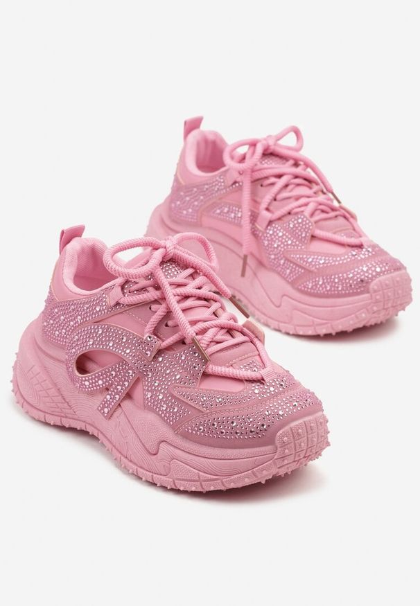 Born2be - Fuksjowe Sneakersy Ozdobione Drobnymi Cyrkoniami Sorisa. Okazja: na co dzień, na imprezę. Kolor: różowy. Materiał: jeans. Wzór: aplikacja. Obcas: na obcasie. Wysokość obcasa: niski
