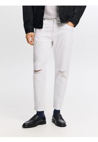 Reserved - Jeansy carrot slim z przetarciami - biały. Kolor: biały