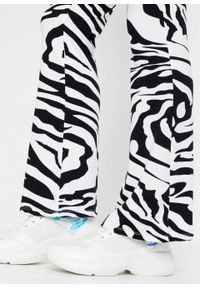 Legginsy poszerzane dołem, w paski zebry bonprix biało-czarny w paski zebry. Kolor: biały. Wzór: motyw zwierzęcy, paski #3