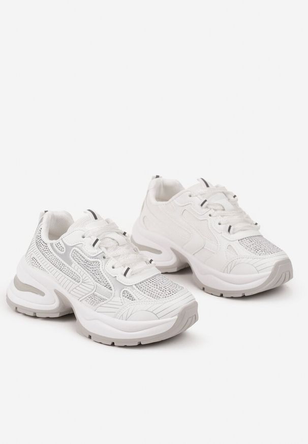 Born2be - Białe Sneakersy Streetwearowe na Grubej Podeszwie Zdobione Brokatem Felanwea. Okazja: na imprezę, na co dzień. Kolor: biały. Materiał: jeans. Wzór: aplikacja. Obcas: na platformie