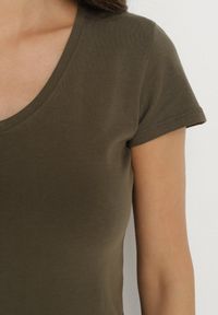 Born2be - Ciemnozielony T-shirt z Bawełny z Dekoltem w Serek Liniviela. Okazja: na co dzień. Typ kołnierza: dekolt w serek. Kolor: zielony. Materiał: bawełna. Styl: casual #5