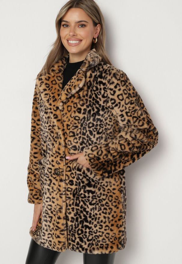 Born2be - Beżowy Futerkowy Płaszcz w Panterkę z Kieszeniami Zapinany na Guziki Elorinda. Okazja: na co dzień. Kolor: beżowy. Materiał: jeans. Wzór: motyw zwierzęcy. Styl: casual, elegancki