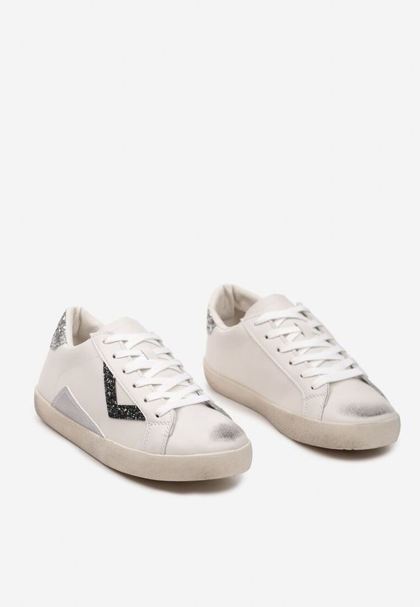 Renee - Biało-Srebrne Sneakersy Sznurowane z Cholewką przed Kostkę z Brokatem Toneri. Wysokość cholewki: przed kostkę. Kolor: biały. Materiał: jeans. Szerokość cholewki: normalna. Wzór: aplikacja. Obcas: na obcasie. Wysokość obcasa: niski. Sport: turystyka piesza