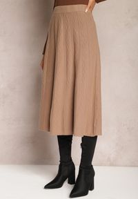 Renee - Beżowa Rozkloszowana Spódnica Midi ze Sweterkowego Tłoczonego Materiału i Gumką w Pasie Tuilera. Kolor: beżowy. Materiał: materiał