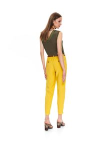 TOP SECRET - Spodnie z paskiem. Stan: podwyższony. Kolor: żółty. Sezon: wiosna, lato. Styl: elegancki #6