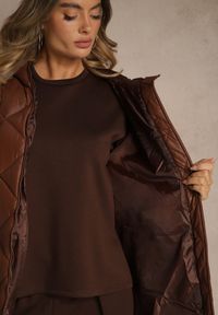 Renee - Brązowa Pikowana Kurtka o Długim Kroju z Kapturem Olendia. Typ kołnierza: kaptur. Kolor: brązowy. Materiał: jeans. Długość: długie #3