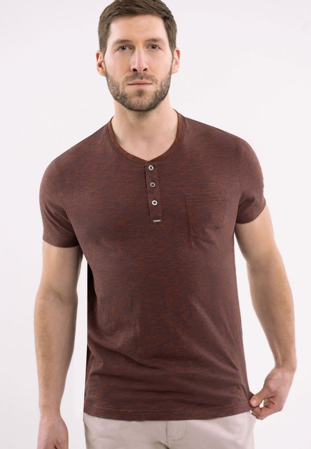 Volcano - T-shirt z rozpinanym dekoltem T-WARREN. Kolor: brązowy. Materiał: jeans, bawełna, materiał, skóra. Długość rękawa: krótki rękaw. Długość: krótkie. Wzór: melanż, aplikacja. Styl: klasyczny