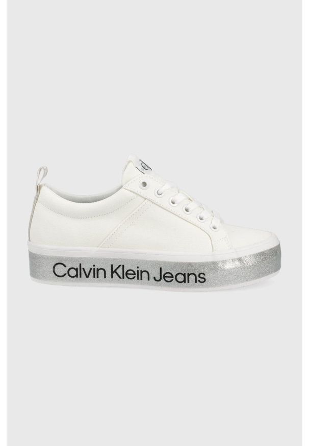 Calvin Klein Jeans tenisówki YW0YW00491.YAF damskie kolor biały. Nosek buta: okrągły. Zapięcie: sznurówki. Kolor: biały. Materiał: guma. Obcas: na platformie