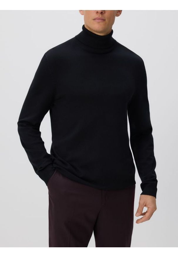 Reserved - Golf z wiskozą - czarny. Typ kołnierza: golf. Kolor: czarny. Materiał: wiskoza