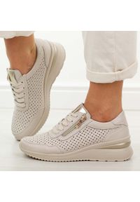 Beżowe skórzane ażurowe półbuty damskie Vinceza 95402. Okazja: na spacer, na co dzień. Nosek buta: okrągły. Zapięcie: sznurówki. Kolor: biały. Szerokość cholewki: normalna. Wzór: ażurowy. Materiał: skóra. Sezon: wiosna, lato. Obcas: na koturnie. Styl: casual, elegancki, klasyczny #1
