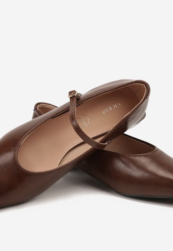 Renee - Jasnobrązowe Balerinki Vices w Stylu Mary Jane z Wkładką ze Skóry Naturalnej Emilane. Okazja: na co dzień. Nosek buta: szpiczasty. Zapięcie: pasek. Kolor: brązowy. Materiał: skóra. Styl: casual