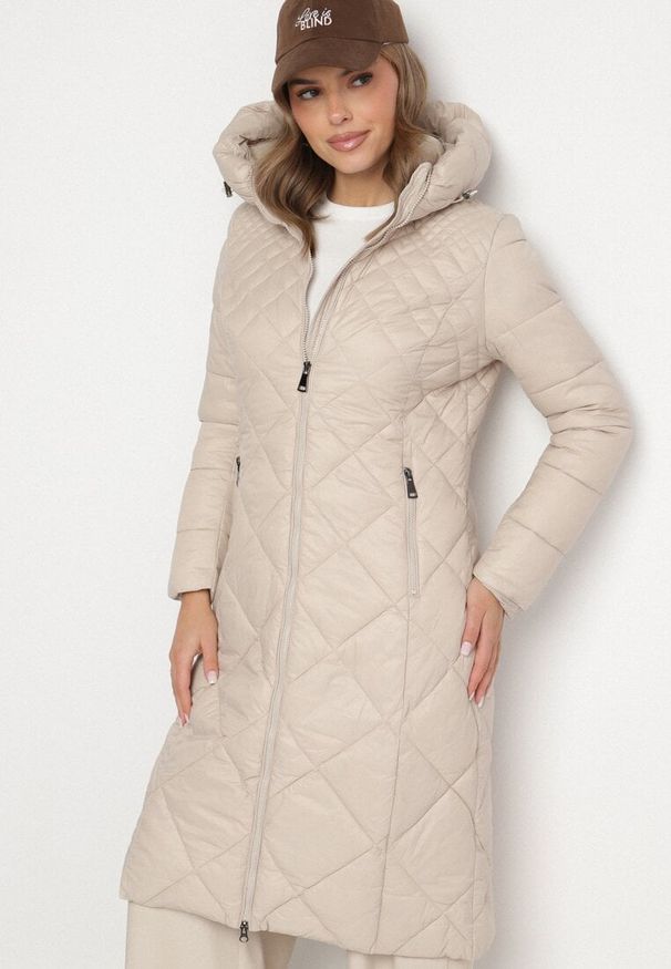 Born2be - Beżowa Długa Pikowana Kurtka z Kapturem Sisilara. Okazja: na spacer, na co dzień. Typ kołnierza: kaptur. Kolor: beżowy. Długość: długie. Sezon: zima, jesień. Styl: klasyczny, casual, elegancki