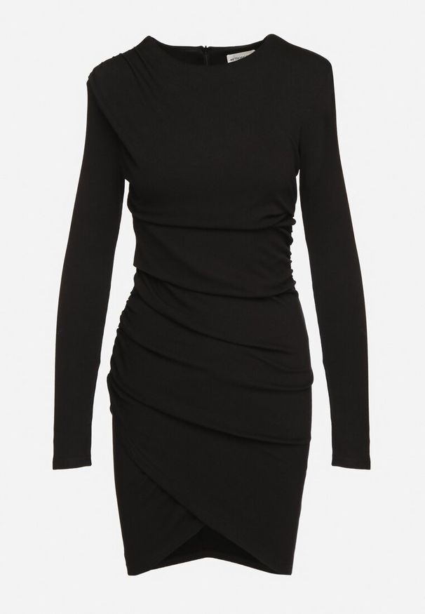 Born2be - Czarna Prążkowana Sukienka z Wiskozą o Dopasowanym Kroju z Marszczeniem Hetarvia. Okazja: na co dzień. Kolor: czarny. Materiał: prążkowany, wiskoza. Typ sukienki: dopasowane. Styl: casual, elegancki