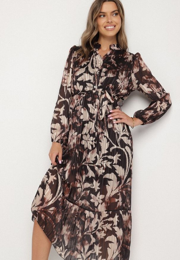 Born2be - Czarna Rozkloszowana Sukienka z Wiązanym Paskiem i Metaliczną Nicią Nalirina. Okazja: na co dzień. Typ kołnierza: dekolt w kształcie V. Kolor: czarny. Materiał: wiskoza, elastan. Wzór: aplikacja. Typ sukienki: proste, rozkloszowane. Styl: elegancki, casual, klasyczny