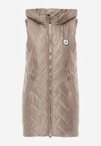 Born2be - Brązowa Przejściowa Kamizelka Pikowana o Długim Kroju z Kapturem i Naszywką Harmaste. Okazja: na co dzień. Typ kołnierza: kaptur. Kolor: brązowy. Materiał: jeans. Długość: długie. Wzór: aplikacja. Styl: casual #5