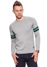 Wrangler - MĘSKI SWETER WRANGLER RAGLAN KNIT MID GREY MEL W8615PR37. Kolor: szary. Materiał: bawełna, dzianina. Długość rękawa: raglanowy rękaw. Wzór: melanż, aplikacja #3