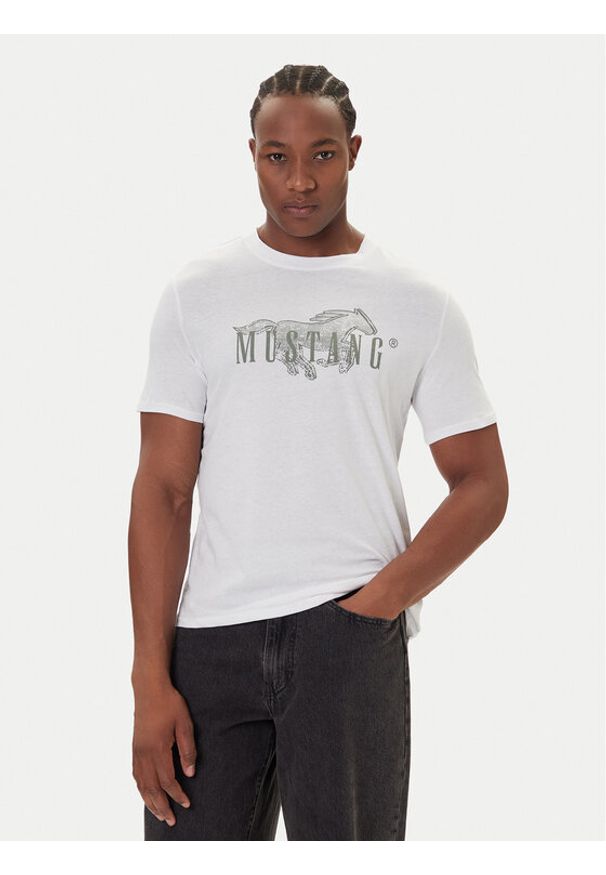 Mustang T-Shirt Austin 1016858 Biały Regular Fit. Kolor: biały. Materiał: bawełna