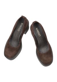 Półbuty damskie Karino, ze skóry naturalnej zamszowej z zabudowanym przodem i gładką cholewką fason wsuwany z zaokrąglonym noskiem, brązowe, 5996/015. Okazja: na spotkanie biznesowe. Kolor: brązowy. Materiał: zamsz, skóra. Szerokość cholewki: normalna. Wzór: gładki. Obcas: na platformie. Styl: biznesowy, retro #7