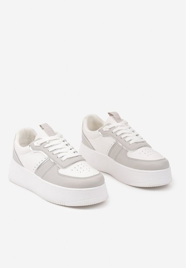Renee - Biało-Szare Casualowe Sneakersy Vices na Niskiej Platformie Torila. Okazja: na co dzień. Zapięcie: sznurówki. Kolor: biały. Materiał: jeans. Wzór: aplikacja. Obcas: na platformie. Sport: bieganie