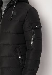 Born2be - Czarna Pikowana Kurtka z Odpinanym Kapturem i Ściągaczami w Paski przy Rękawach Atinthea. Okazja: na co dzień. Kolor: czarny. Materiał: jeans. Wzór: paski. Styl: casual, elegancki #3
