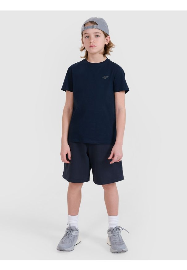 4f - 4F T-shirt regular gładki chłopięcy - granatowy 122 (6-7 lat). Okazja: na co dzień. Kolor: niebieski. Materiał: jersey, bawełna, dzianina. Długość rękawa: krótki rękaw. Długość: krótkie. Wzór: gładki. Sezon: lato. Styl: casual, klasyczny, sportowy