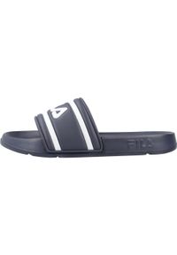 Klapki Fila Model Morro Bay Kolor Niebieski. Okazja: na plażę. Zapięcie: bez zapięcia. Kolor: biały, niebieski, wielokolorowy. Materiał: materiał, syntetyk. Szerokość cholewki: normalna. Sport: turystyka piesza, pływanie, fitness