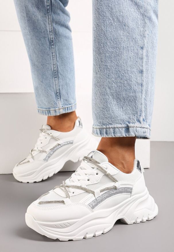 Born2be - Białe Sneakersy na Platformie z Brokatem i Cyrkoniami Ebavia. Kolor: biały. Wzór: aplikacja. Obcas: na platformie