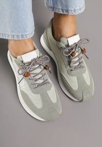 Renee - Zielone Sneakersy Ozdobione Geometrycznym Motywem Phiaronei. Okazja: na co dzień. Kolor: zielony. Materiał: jeans. Wzór: geometria, aplikacja #2