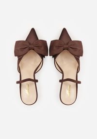 Born2be - Brązowe Satynowe Szpilki z Odkrytą Piętą i Ozdobną Kokardą Argatea. Okazja: na co dzień, na spotkanie biznesowe, na ślub cywilny, do pracy, na wesele, na imprezę. Kolor: brązowy. Materiał: satyna. Obcas: na szpilce. Styl: casual, biznesowy, elegancki, klasyczny #9