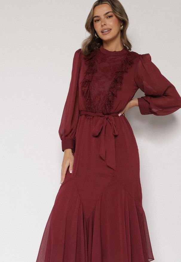 Born2be - Bordowa Elegancka Sukienka z Bufiastymi Rękawami i Koronkowymi Falbankami Sewlina. Okazja: na co dzień, do pracy. Typ kołnierza: kołnierz z falbankami. Kolor: czerwony. Materiał: koronka. Styl: elegancki
