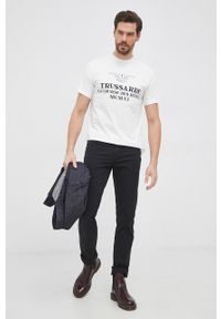 Trussardi Jeans - Trussardi T-shirt bawełniany kolor biały z nadrukiem. Kolor: biały. Materiał: bawełna. Wzór: nadruk