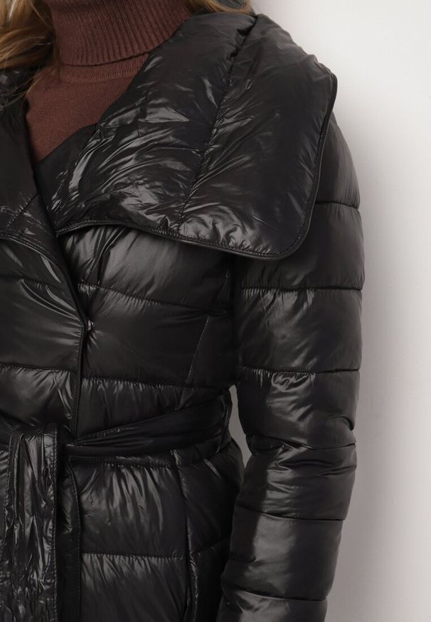 Born2be - Czarna Kurtka Pikowana Nikessa. Typ kołnierza: bez kaptura. Kolor: czarny. Materiał: tkanina, materiał. Długość: długie. Wzór: aplikacja