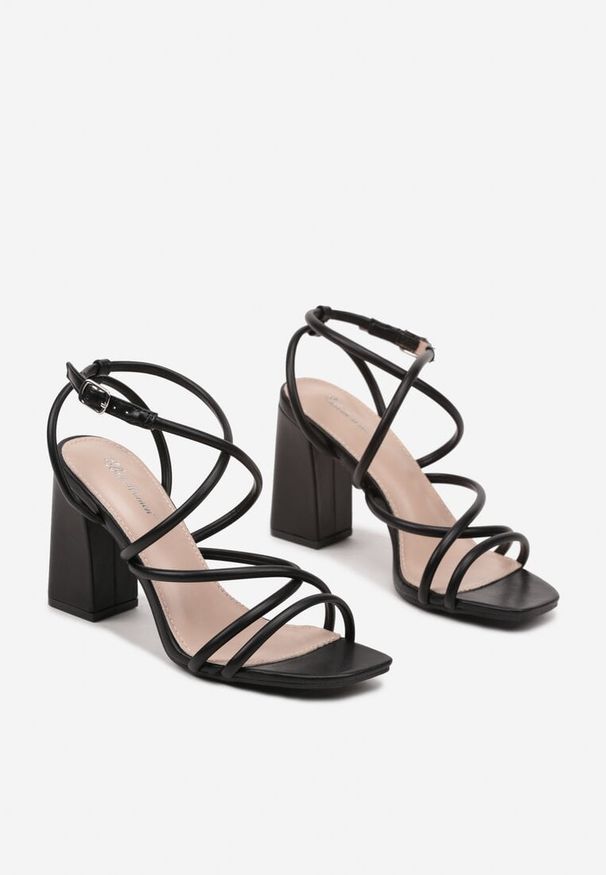 Born2be - Czarne Sandały na Słupku z Cienkimi Paseczkami Janiris. Okazja: na co dzień. Zapięcie: sprzączka. Kolor: czarny. Materiał: jeans. Sezon: wiosna, lato. Obcas: na słupku. Styl: casual, elegancki, wizytowy