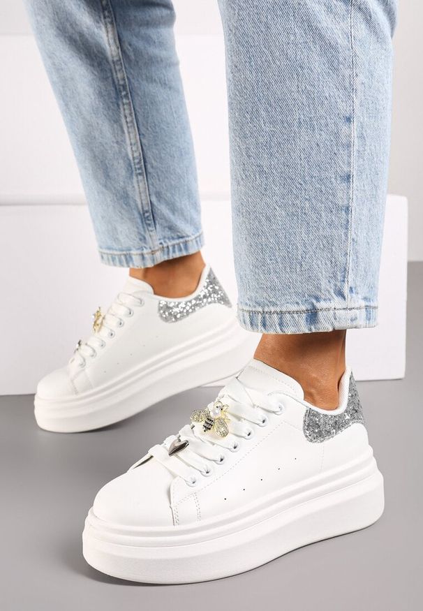 Renee - Biało-Srebrne Sneakersy na Platformie z Ozdobami na Sznurówkach i Brokatem Sezirra. Nosek buta: okrągły. Zapięcie: sznurówki. Kolor: biały. Wzór: aplikacja. Obcas: na platformie. Wysokość obcasa: niski