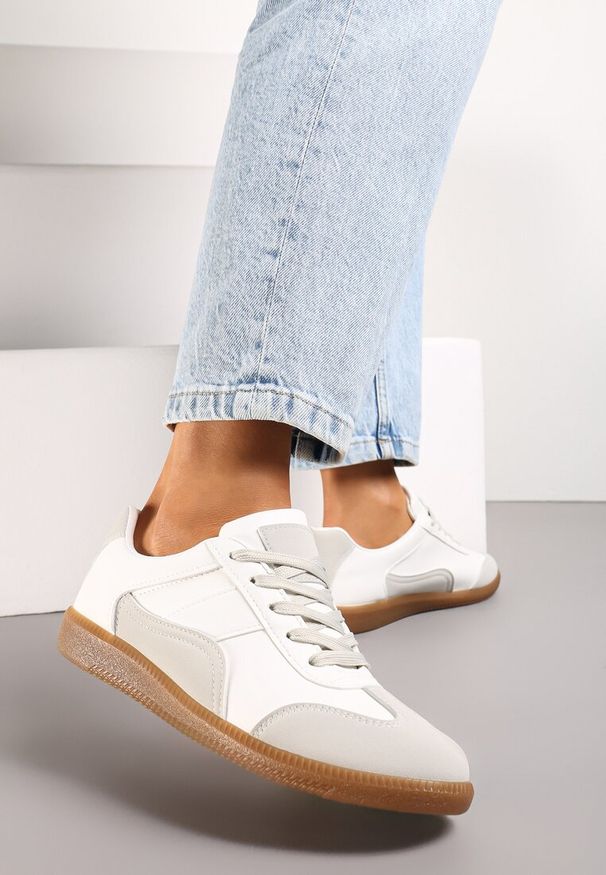 Renee - Biało-Szare Sneakersy z Ozdobnymi Przeszyciami przed Kostkę Redala. Wysokość cholewki: przed kostkę. Kolor: biały