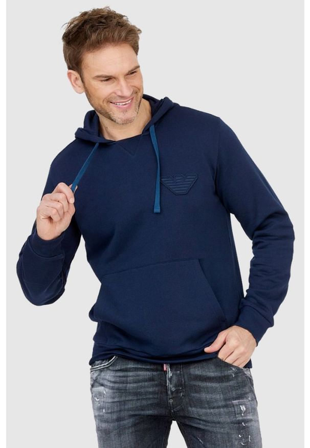 Emporio Armani - EMPORIO ARMANI Granatowa bluza męska z kapturem i logo, Rozmiar S. Typ kołnierza: kaptur. Kolor: niebieski. Materiał: prążkowany