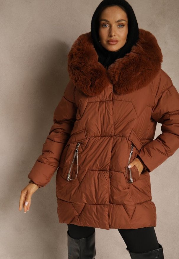 Renee - Brązowa Pudełkowa Kurtka Pikowana Ozdobiona Odpinanym Futerkiem i Suwakiem Hedizelle. Okazja: na co dzień, na spacer. Kolor: brązowy. Materiał: futro. Wzór: aplikacja. Sezon: zima. Styl: casual, elegancki
