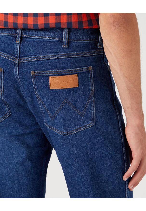 Wrangler - Spodnie jeansowe męskie WRANGLER FRONTIER DANCING WATER. Okazja: na co dzień, do pracy, na spacer. Kolor: niebieski. Materiał: jeans. Styl: casual