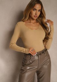 Renee - Ciemnobeżowy Sweter o Taliowanym Kroju z Nieregularnym Dekoltem w V Fenalissa. Okazja: na co dzień. Kolor: brązowy. Długość: krótkie. Sezon: zima, jesień. Styl: casual #1