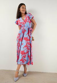 Born2be - Różowo-Niebieska Plisowana Koktajlowa Sukienka z Kopertowym Dekoltem Paskiem i Gumką w Talii Anelsea. Okazja: na imprezę, na spacer. Typ kołnierza: dekolt kopertowy. Kolor: różowy. Długość rękawa: krótki rękaw. Wzór: aplikacja. Typ sukienki: kopertowe. Styl: wizytowy #1