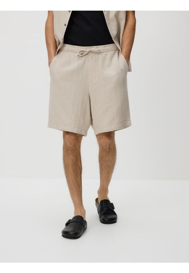 Reserved - Strukturalne szorty loose - beżowy. Kolor: beżowy. Materiał: bawełna, dzianina