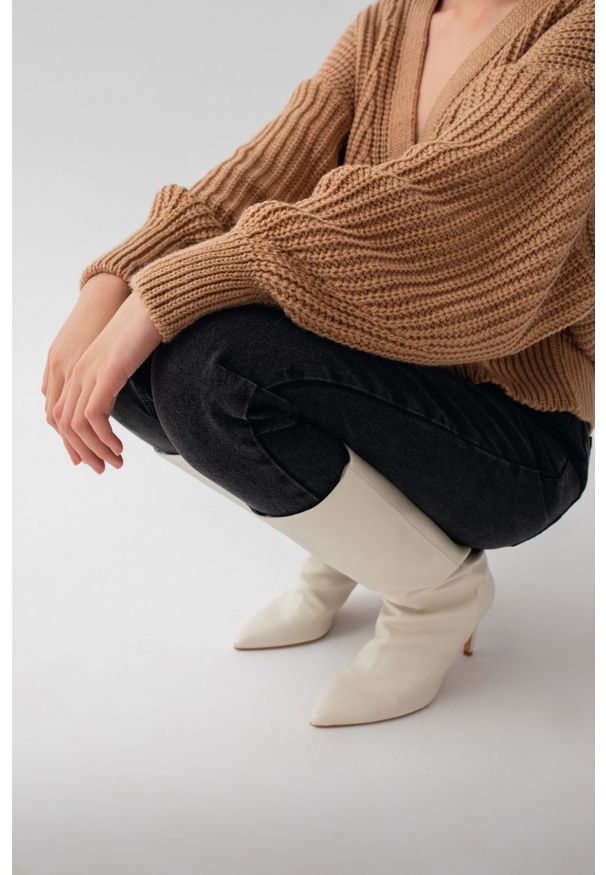 Marsala - Sweter z guzikami/kardigan w odcieniu CIEPŁEGO BEŻU - MONACO CAPPUCCINO. Kolor: beżowy. Materiał: jeans, wełna, akryl. Styl: elegancki