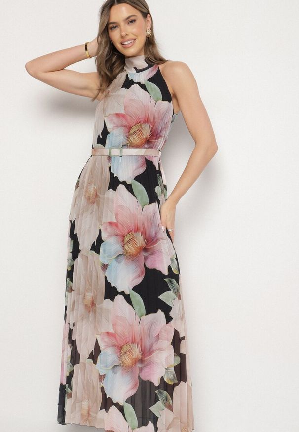 Born2be - Czarna Sukienka z Plisami Wiązaniem i Paskiem z Klamrą Nitenna. Okazja: na co dzień, na imprezę. Kolor: czarny. Długość rękawa: bez rękawów. Typ sukienki: rozkloszowane. Styl: elegancki, klasyczny, casual