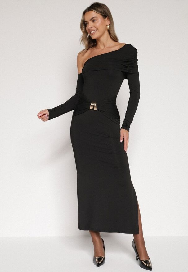 Born2be - Czarna Sukienka z Wiskozą Wywiniętym Dekoltem Marszczeniem i Metaliczną Ozdobą Reillea. Okazja: na co dzień. Kolor: czarny. Materiał: wiskoza. Wzór: aplikacja. Styl: klasyczny, casual, elegancki