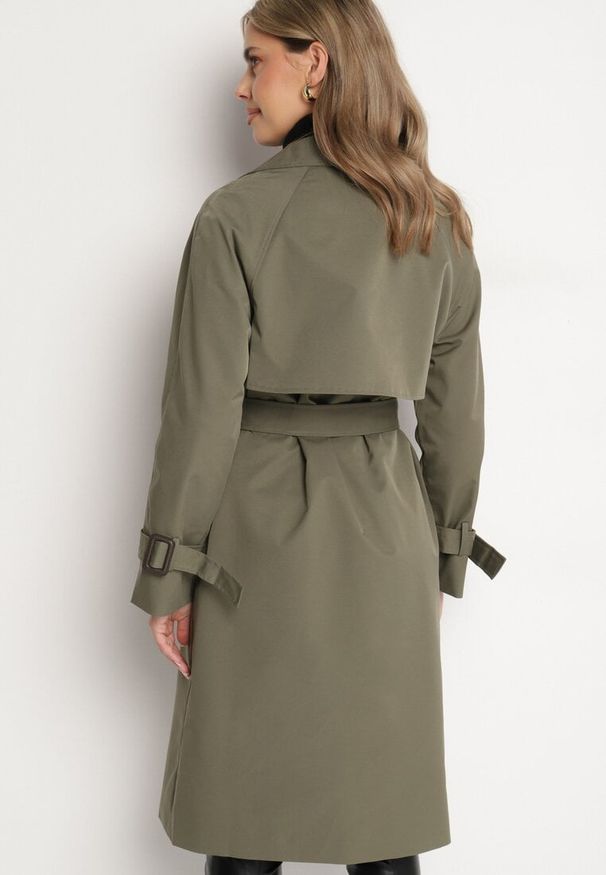 Born2be - Zielony Płaszcz w Stylu Trencza Ozdobiony Paskiem z Klamrą Ninellira. Kolor: zielony. Materiał: jeans. Długość rękawa: długi rękaw. Długość: długie. Wzór: aplikacja. Styl: elegancki, klasyczny